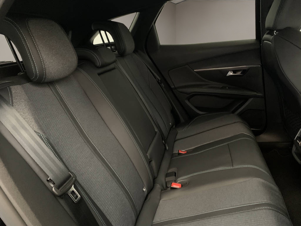 PEUGEOT 3008 Plug-in Hybrid 180 Allure-image-6