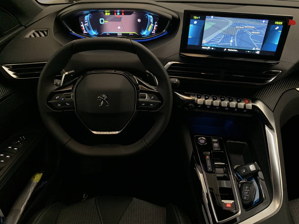 PEUGEOT 3008 Plug-in Hybrid 180 Allure-image-8