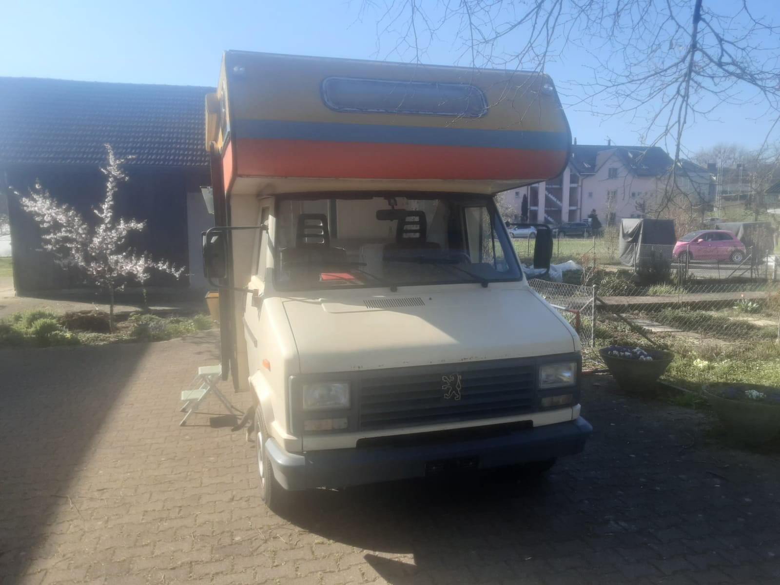 PEUGEOT J5-showroom-element-2