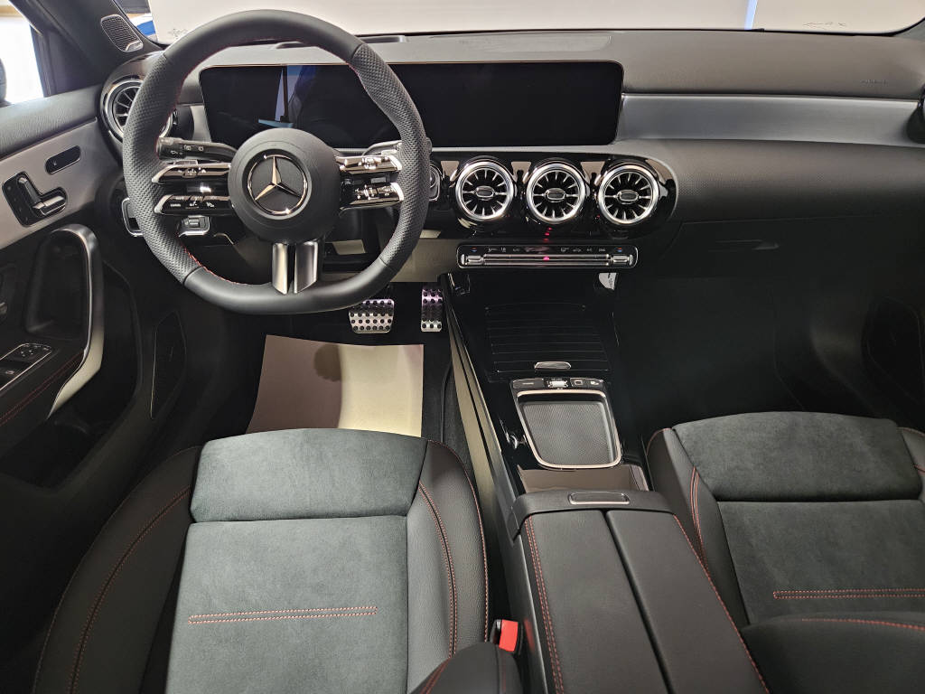 MERCEDES-BENZ A 220 4Matic AMG Line-image-5