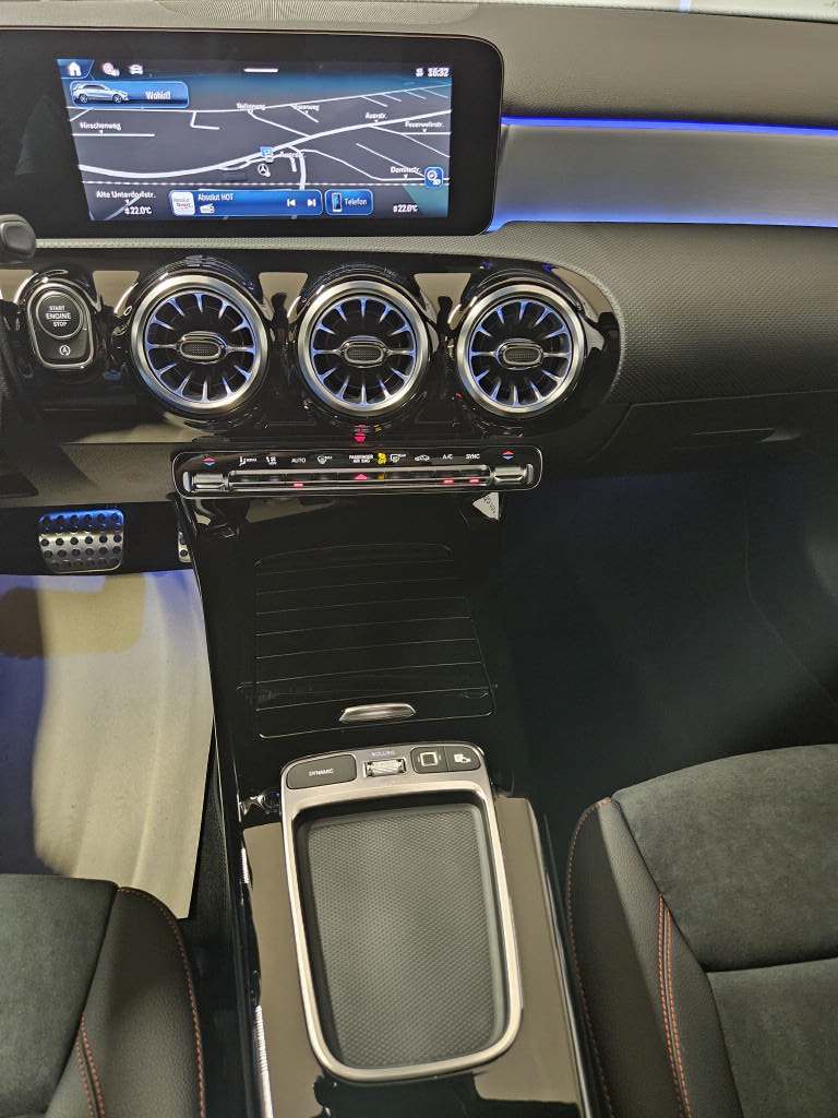 MERCEDES-BENZ A 220 4Matic AMG Line-image-9