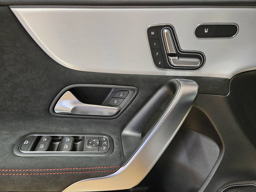 MERCEDES-BENZ A 220 4Matic AMG Line-image-8