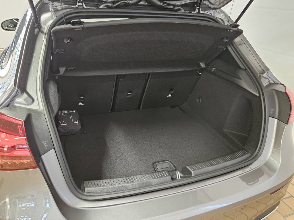 MERCEDES-BENZ A 220 4Matic AMG Line-image-3