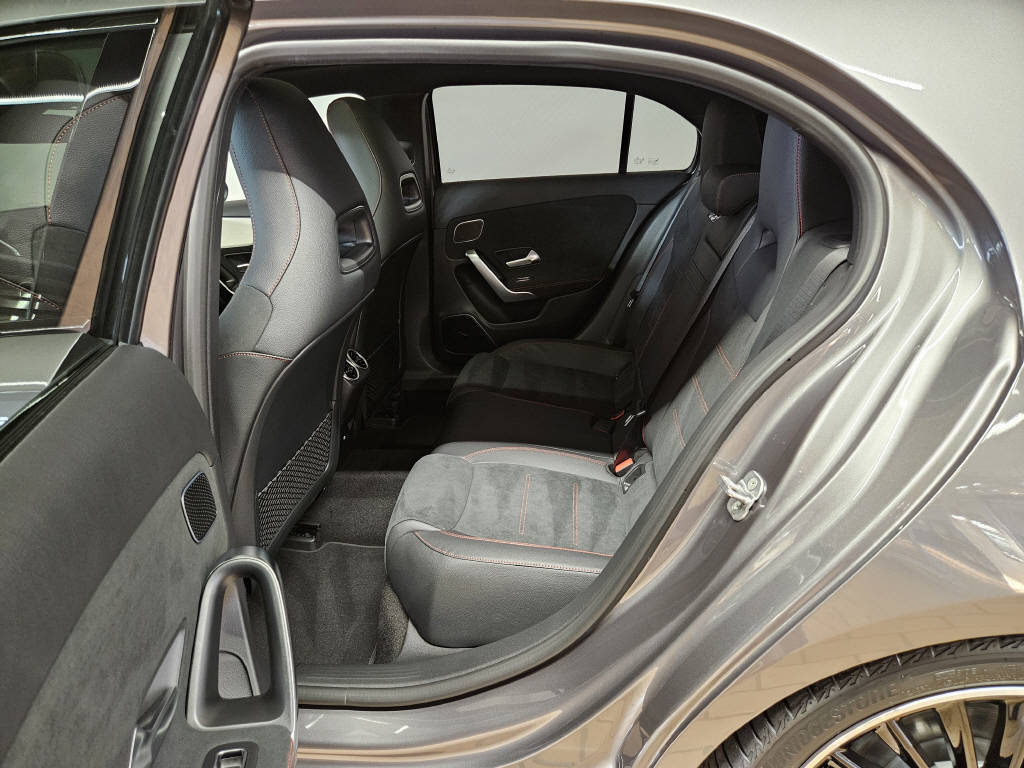 MERCEDES-BENZ A 220 4Matic AMG Line-image-12