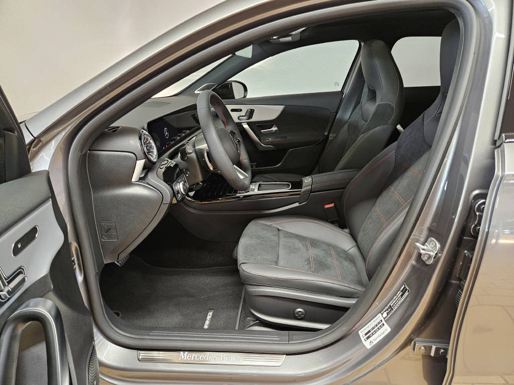 MERCEDES-BENZ A 220 4Matic AMG Line-image-4