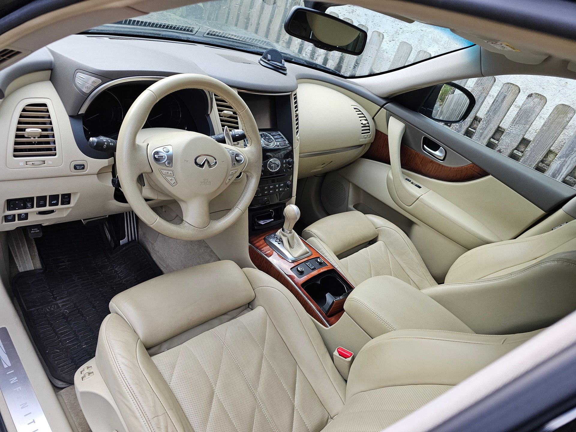 INFINITI QX70 3.0d GT AWD Automatic-image-9