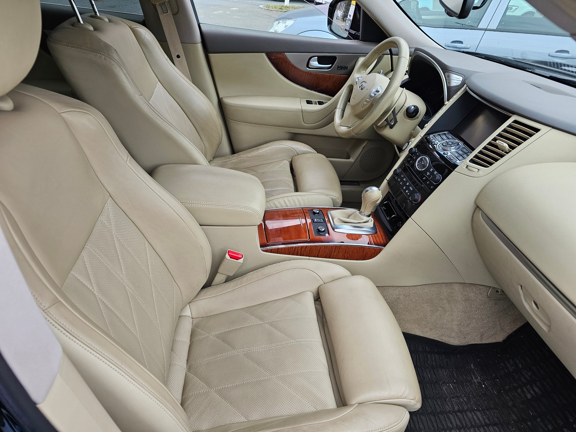 INFINITI QX70 3.0d GT AWD Automatic-image-1