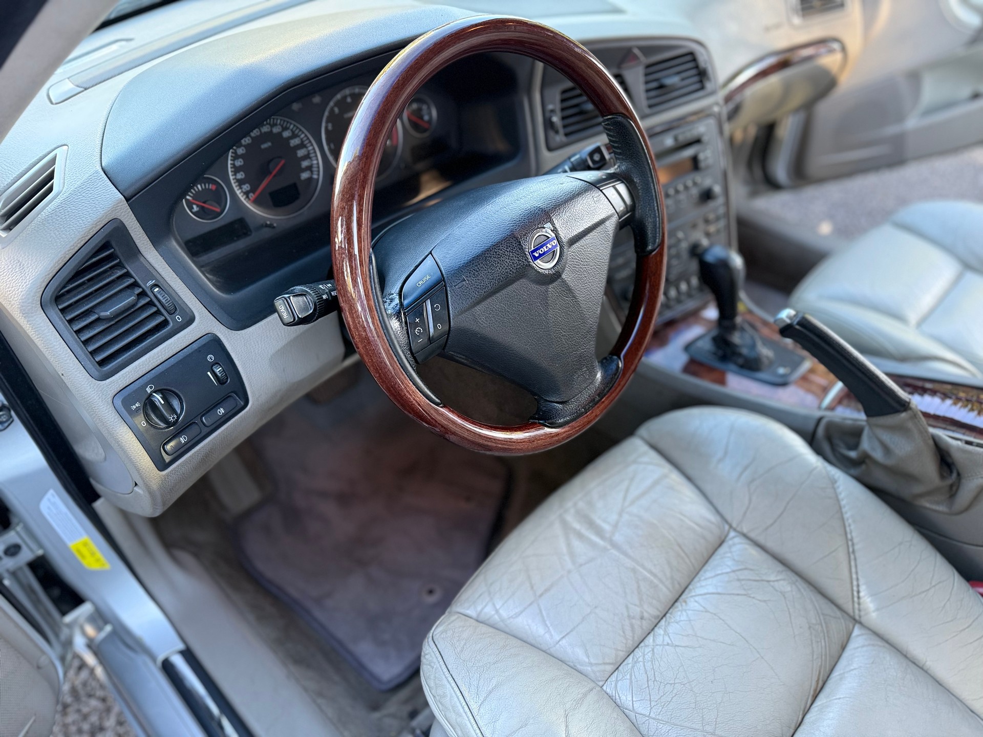 VOLVO S60 2.5T AWD Kinetic-image-9