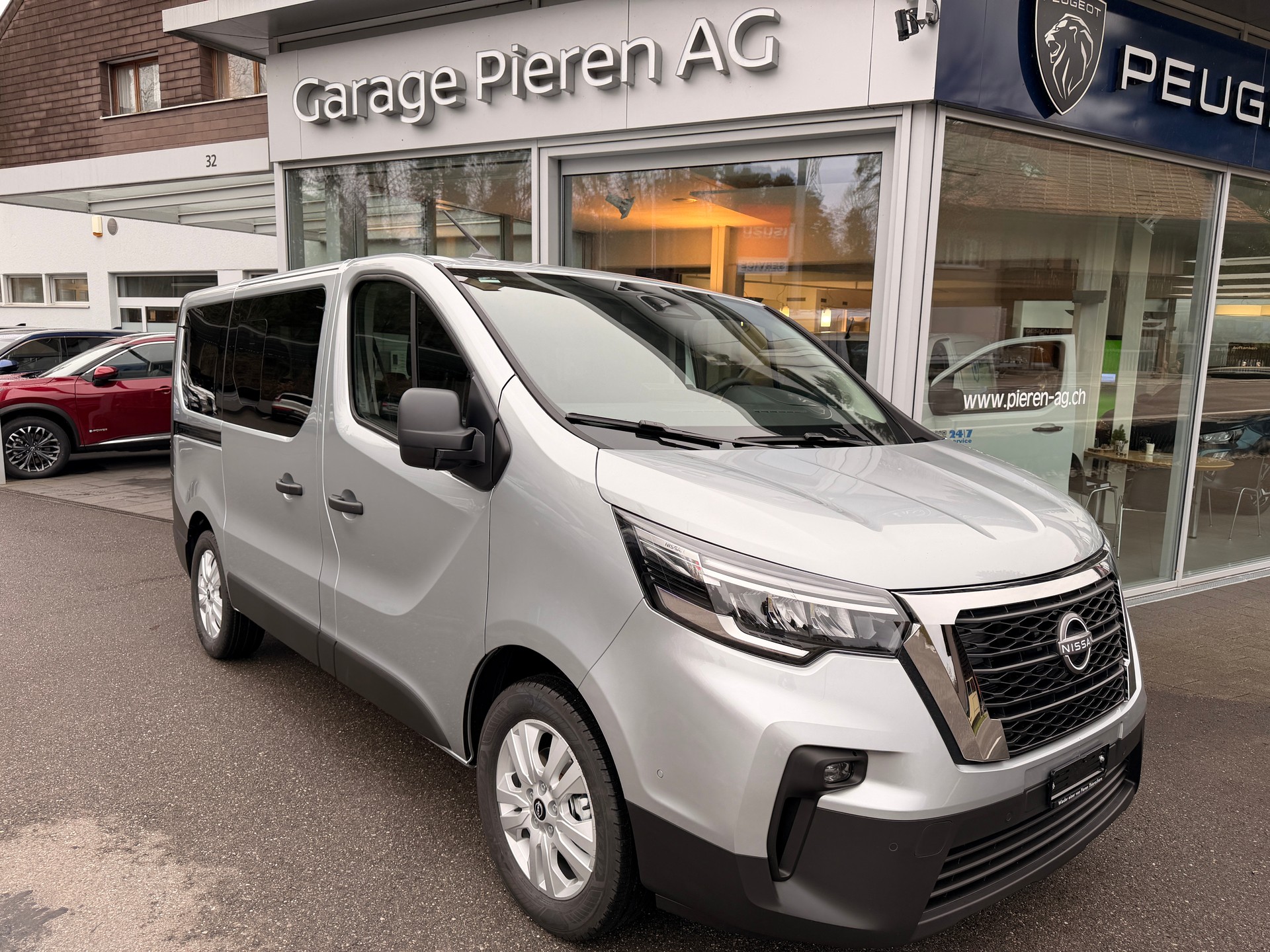 NISSAN Primastar 170 2.8L1H1 Tekna 9 Plätze-image-0