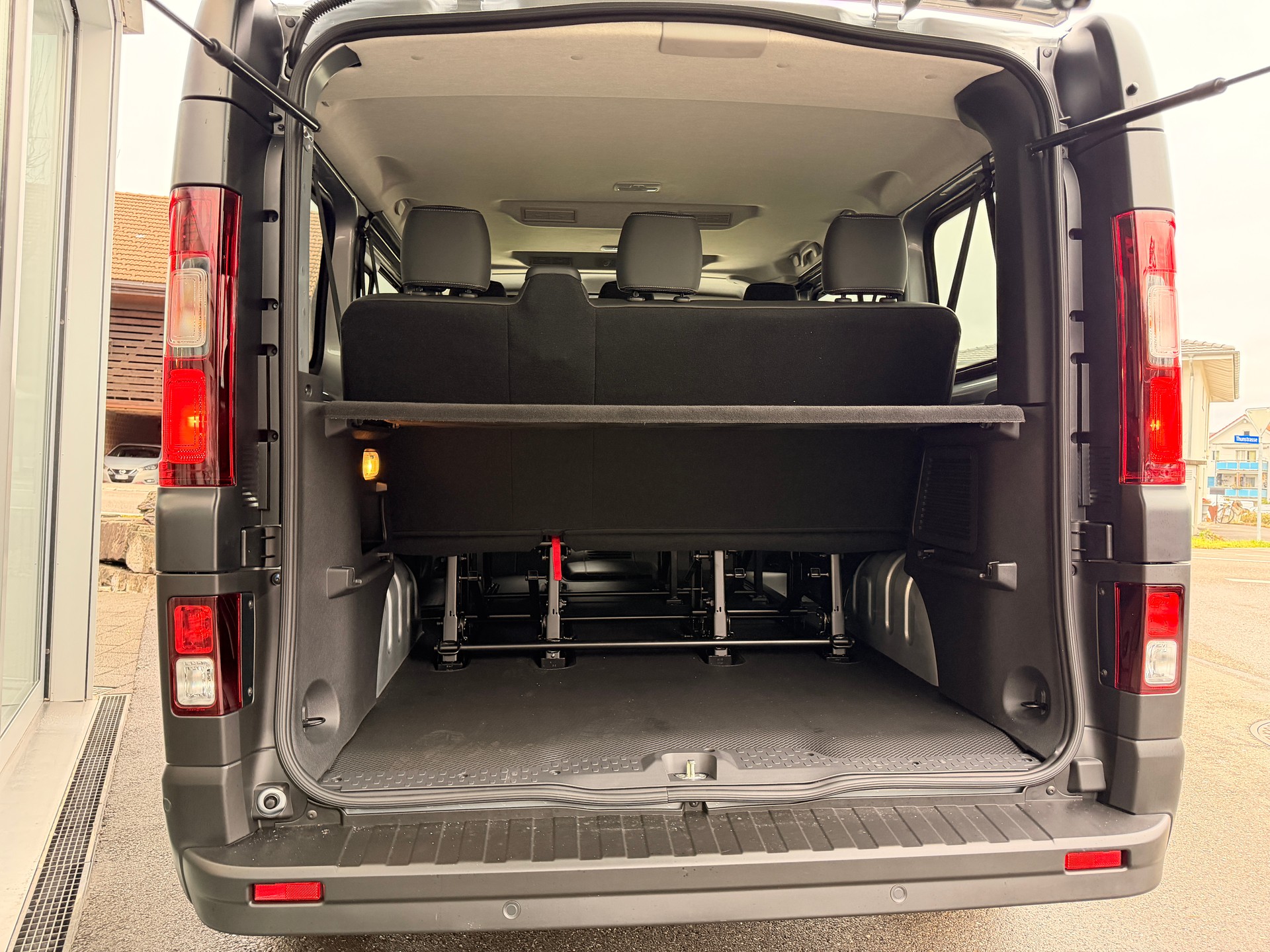 NISSAN Primastar 170 2.8L1H1 Tekna 9 Plätze-image-4