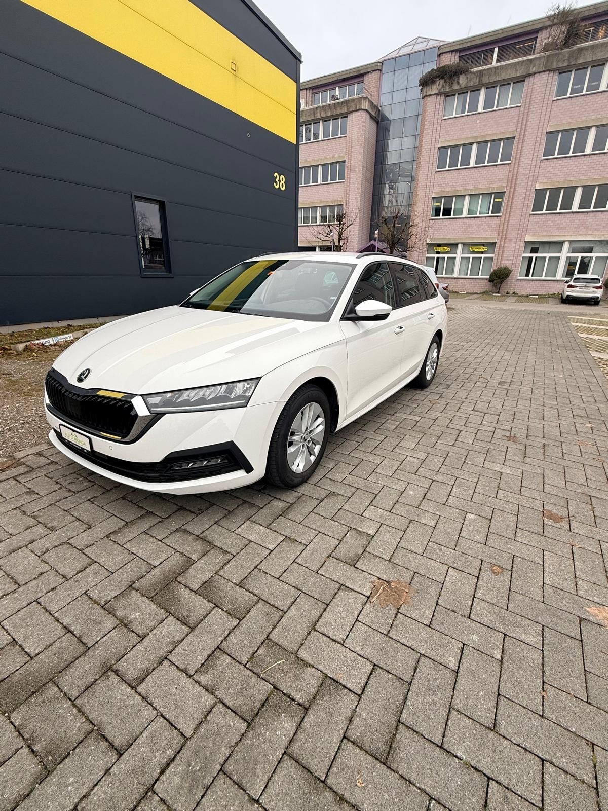 SKODA Octavia Combi 1.0 TSI mHEV DSG Ambition-image-0