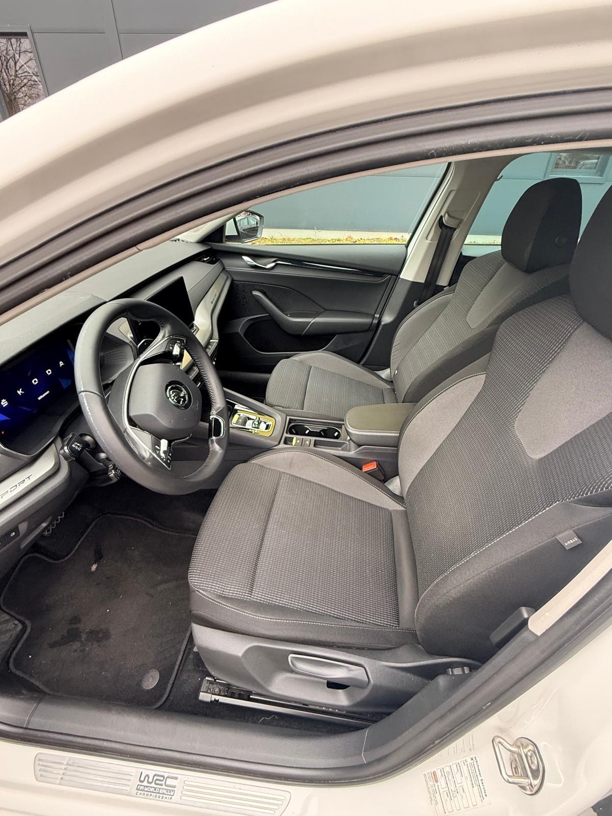 SKODA Octavia Combi 1.0 TSI mHEV DSG Ambition-image-9