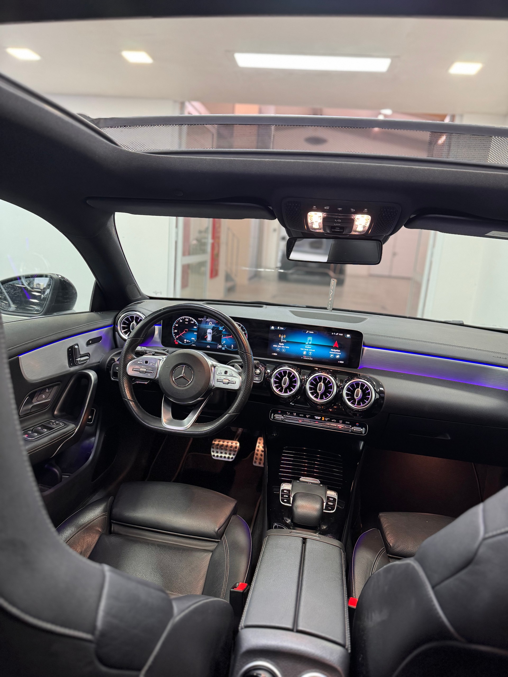 MERCEDES-BENZ CLA Shooting Brake 250 4Matic 7G-DCT AMG Line *CH-Fahrzeug / Panorama / Headup / Multibeam LED / Keyless-Go*-image-13