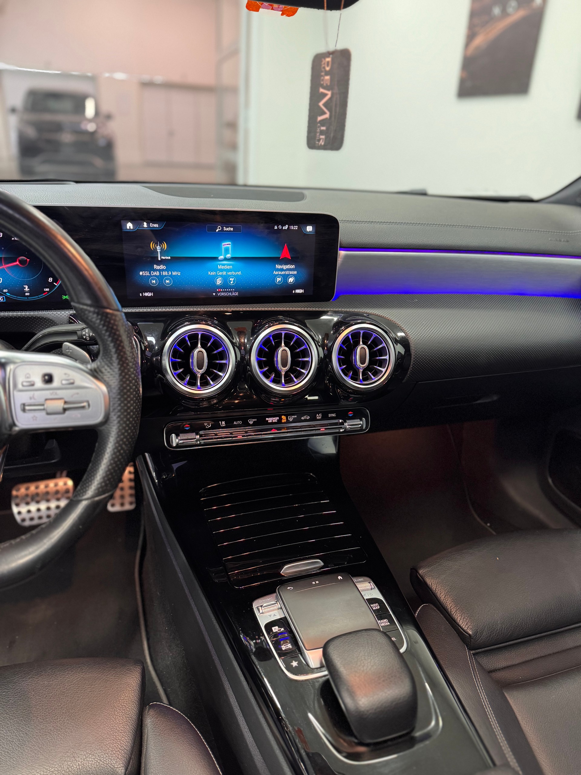 MERCEDES-BENZ CLA Shooting Brake 250 4Matic 7G-DCT AMG Line *CH-Fahrzeug / Panorama / Headup / Multibeam LED / Keyless-Go*-image-12