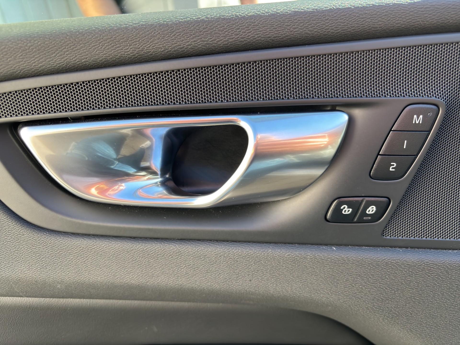 VOLVO XC60 2.0 B5 MH Plus Dark AWD-image-18