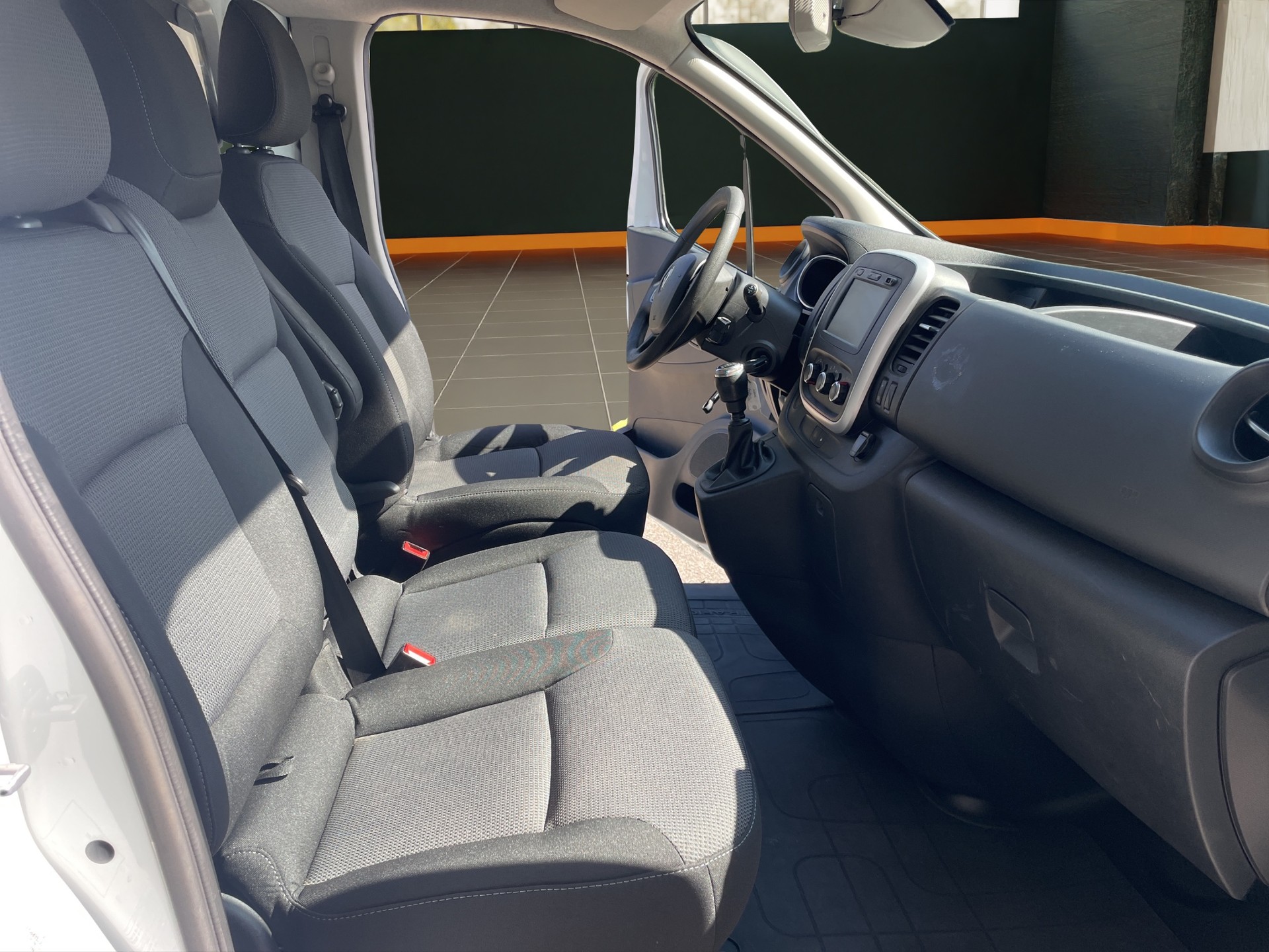 RENAULT Trafic 2.0 ENERGY dCi145 3.0t Business L2H2-image-11
