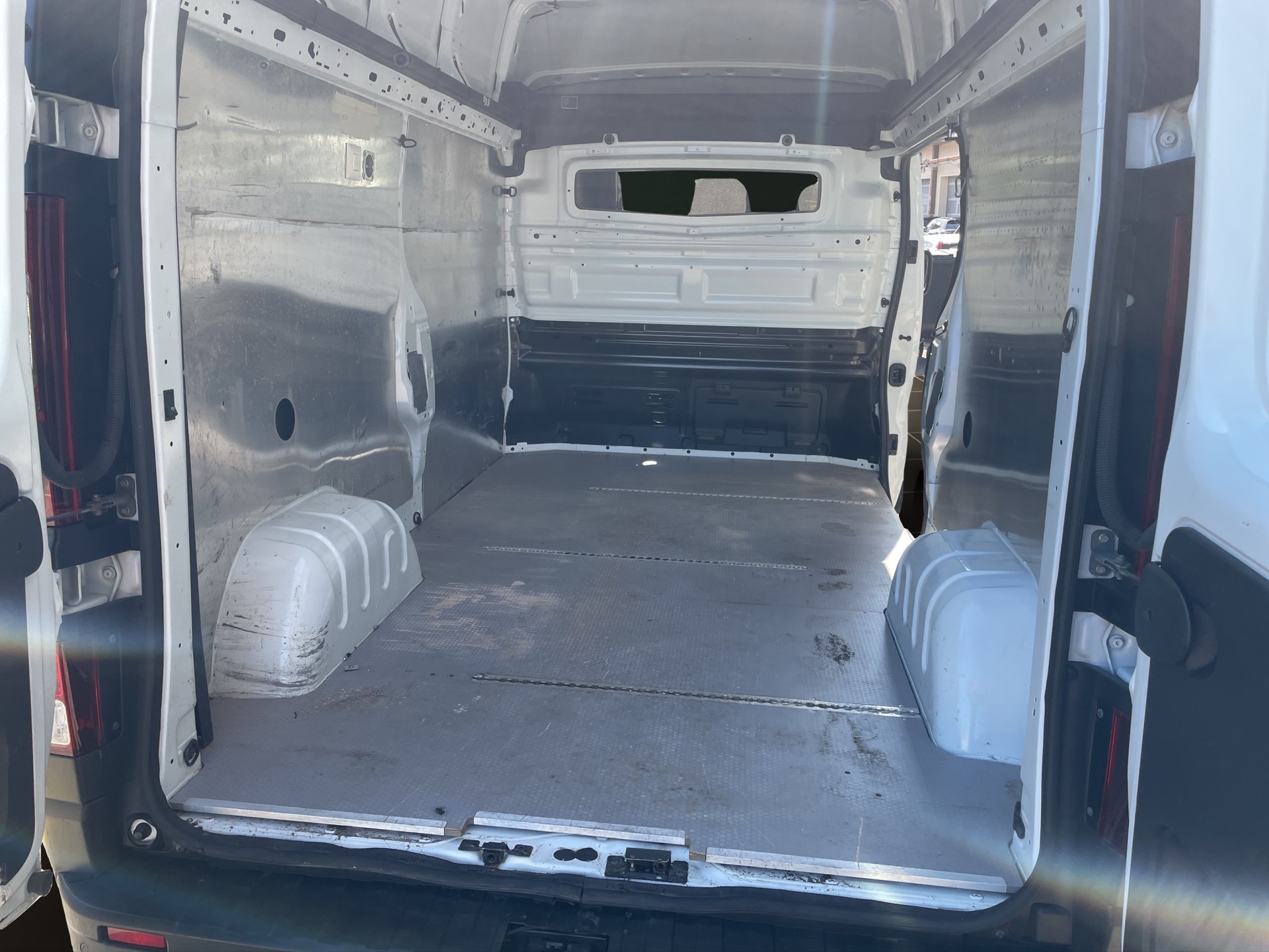 RENAULT Trafic 2.0 ENERGY dCi145 3.0t Business L2H2-image-12