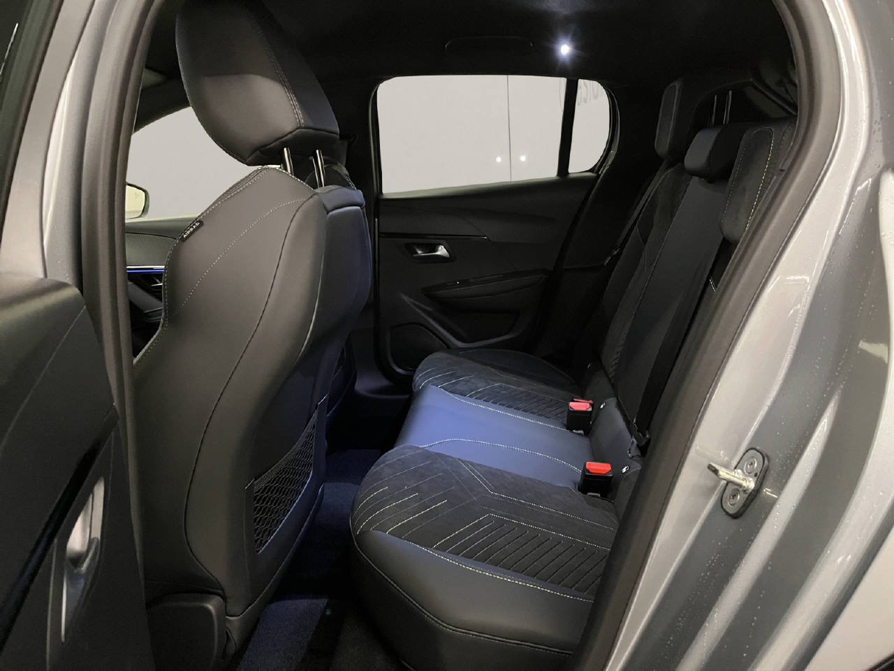 PEUGEOT 208 1.2 Hybrid 145 GT-image-10