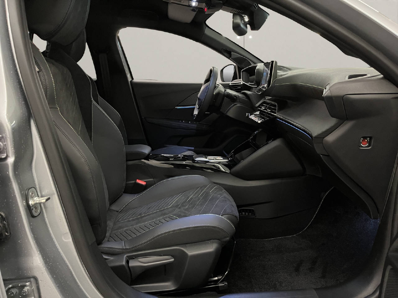 PEUGEOT 208 1.2 Hybrid 145 GT-image-11
