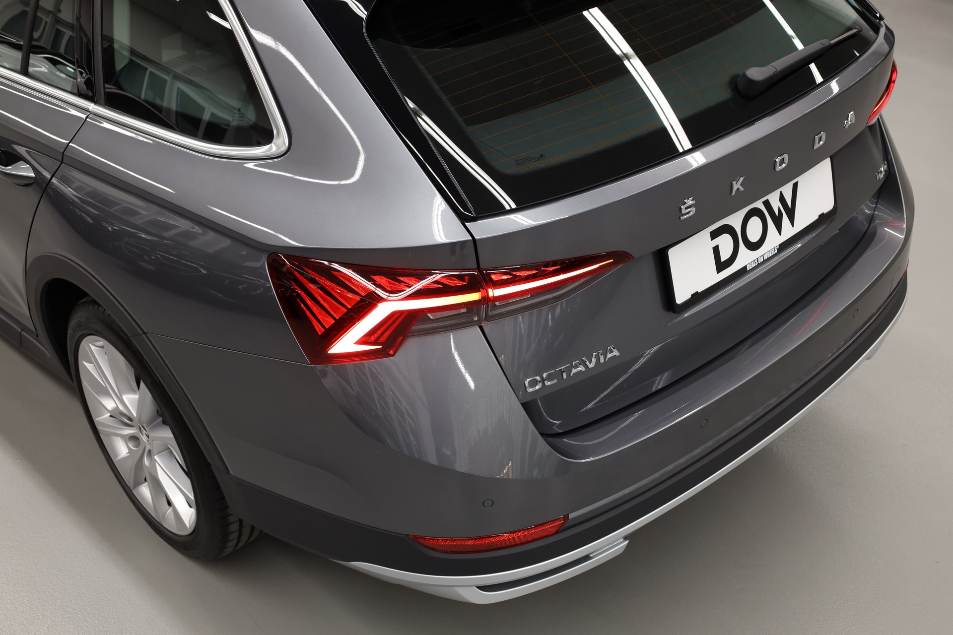 SKODA Octavia Combi 2.0 TDI DSG Scout 4x4-image-10