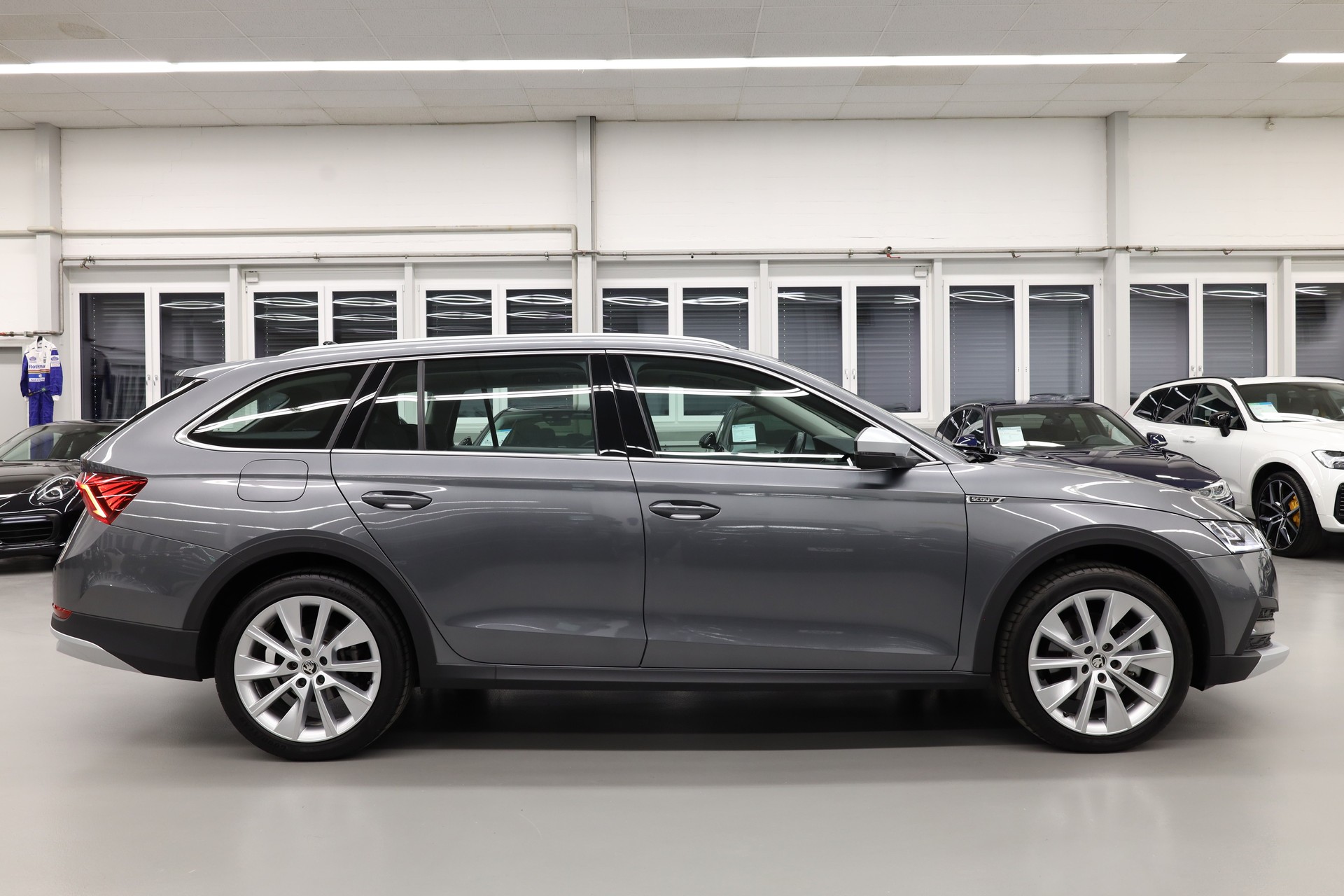SKODA Octavia Combi 2.0 TDI DSG Scout 4x4-image-12