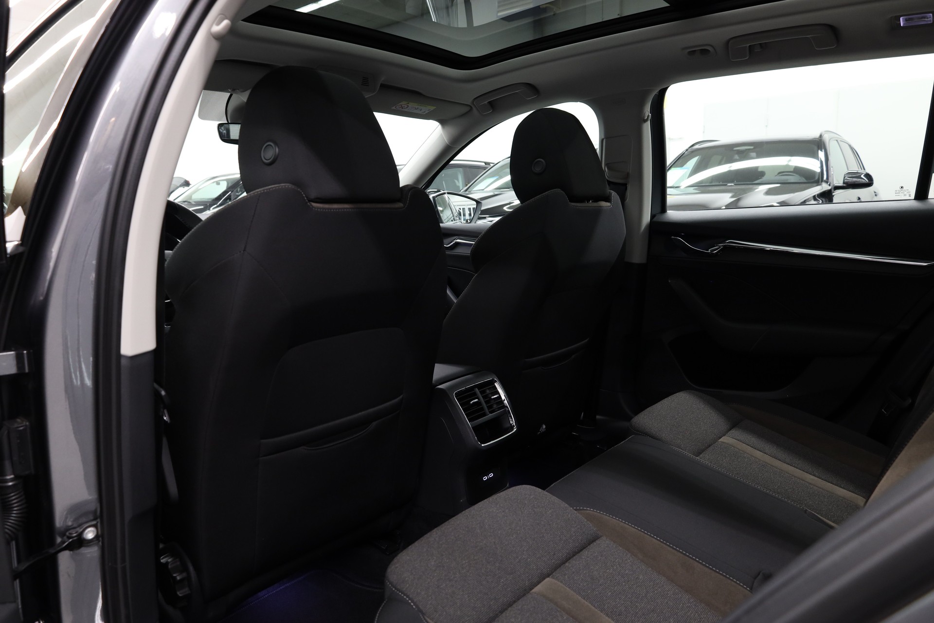 SKODA Octavia Combi 2.0 TDI DSG Scout 4x4-image-24