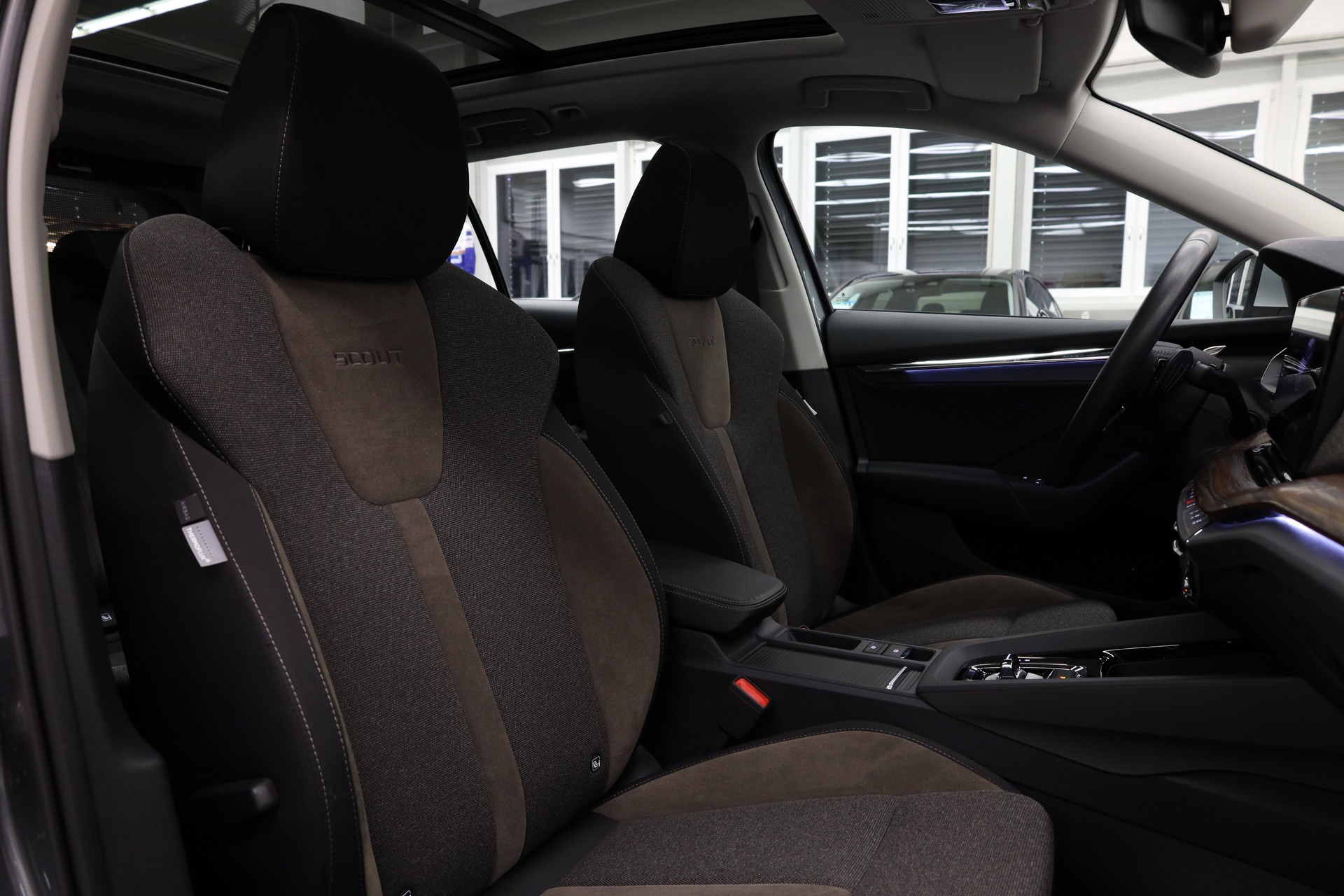 SKODA Octavia Combi 2.0 TDI DSG Scout 4x4-image-19