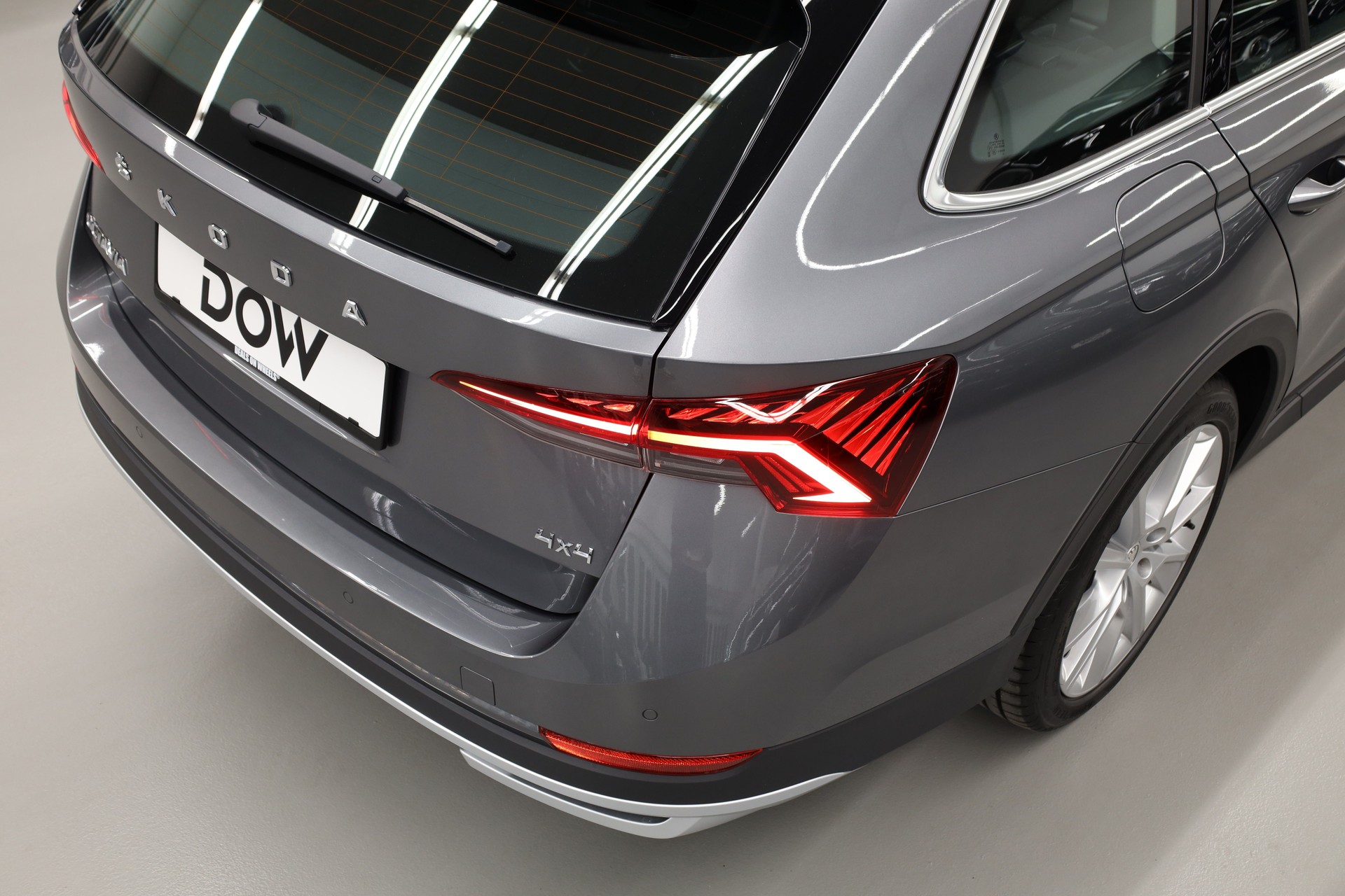 SKODA Octavia Combi 2.0 TDI DSG Scout 4x4-image-9