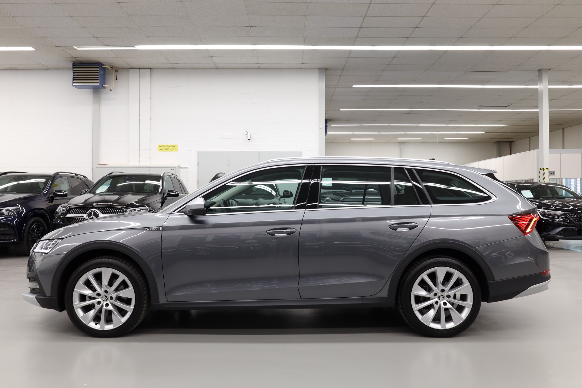 SKODA Octavia Combi 2.0 TDI DSG Scout 4x4-image-11