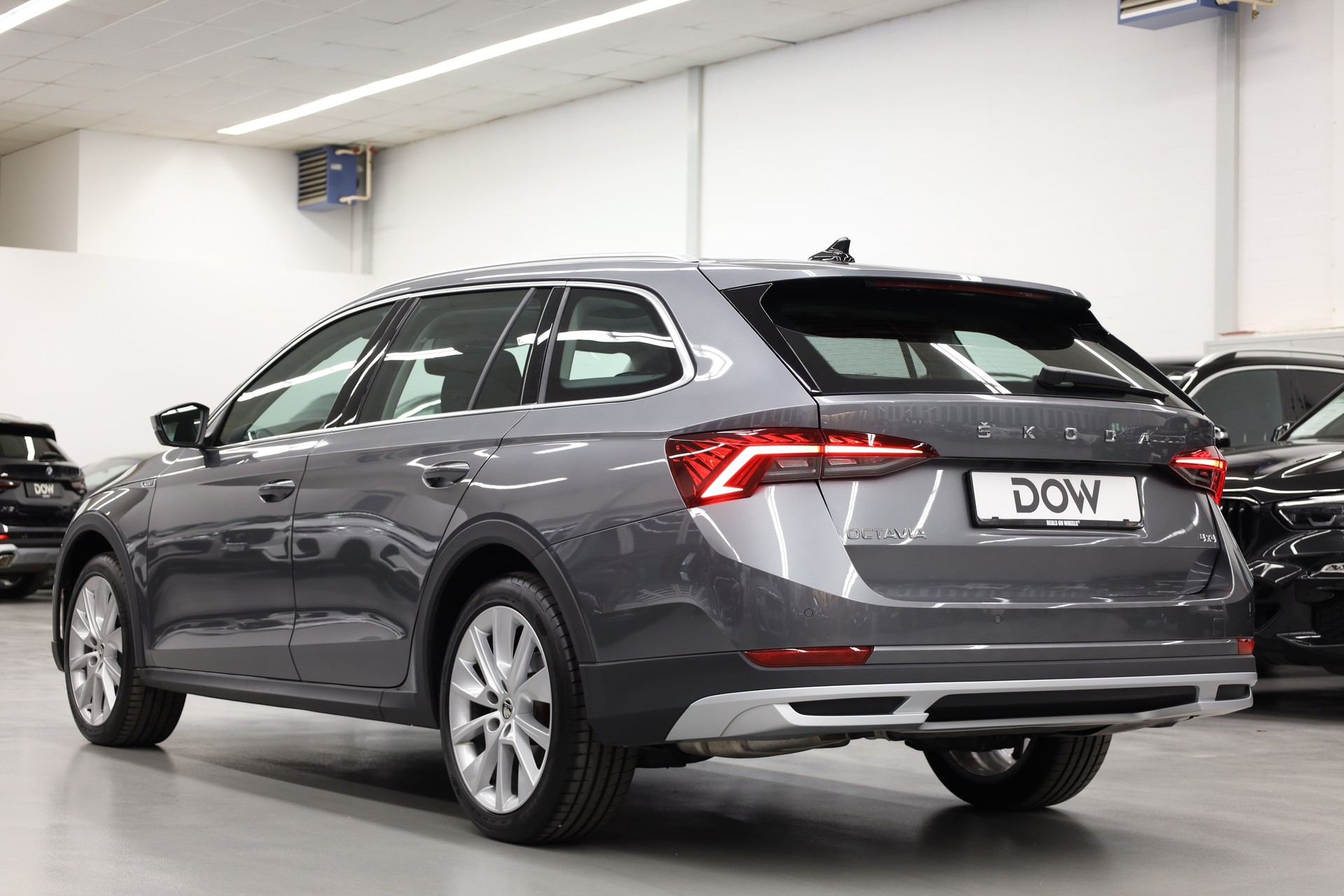 SKODA Octavia Combi 2.0 TDI DSG Scout 4x4-image-7