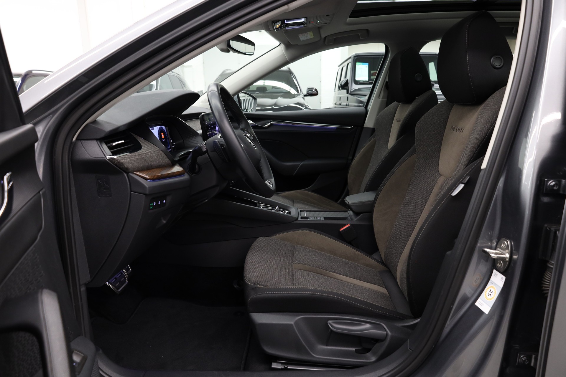 SKODA Octavia Combi 2.0 TDI DSG Scout 4x4-image-17