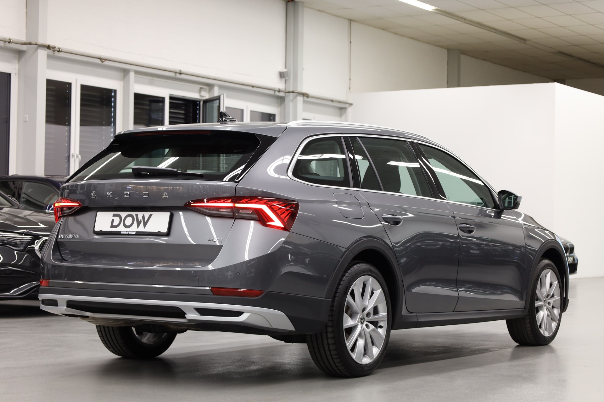 SKODA Octavia Combi 2.0 TDI DSG Scout 4x4-image-6