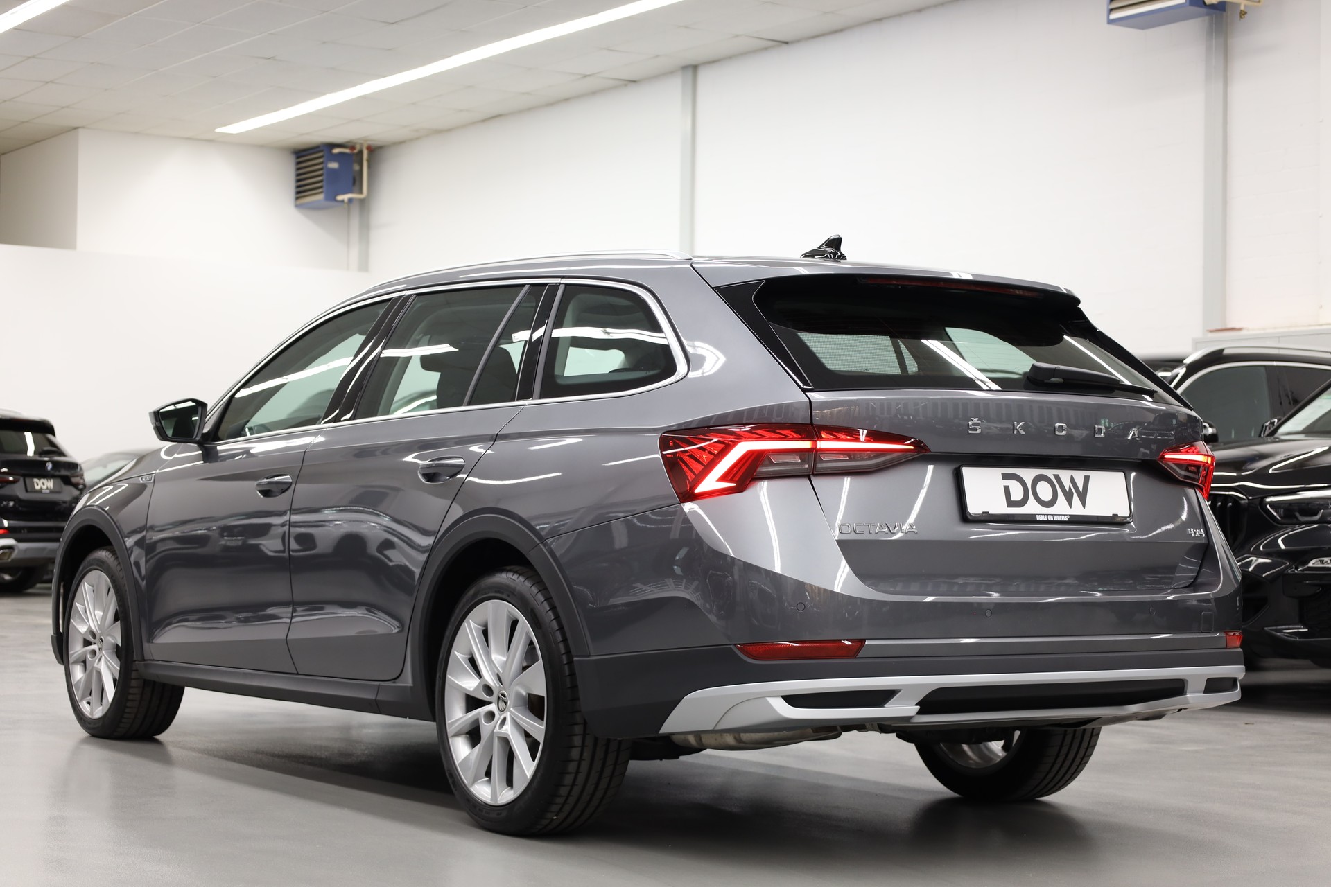 SKODA Octavia Combi 2.0 TDI DSG Scout 4x4-image-7