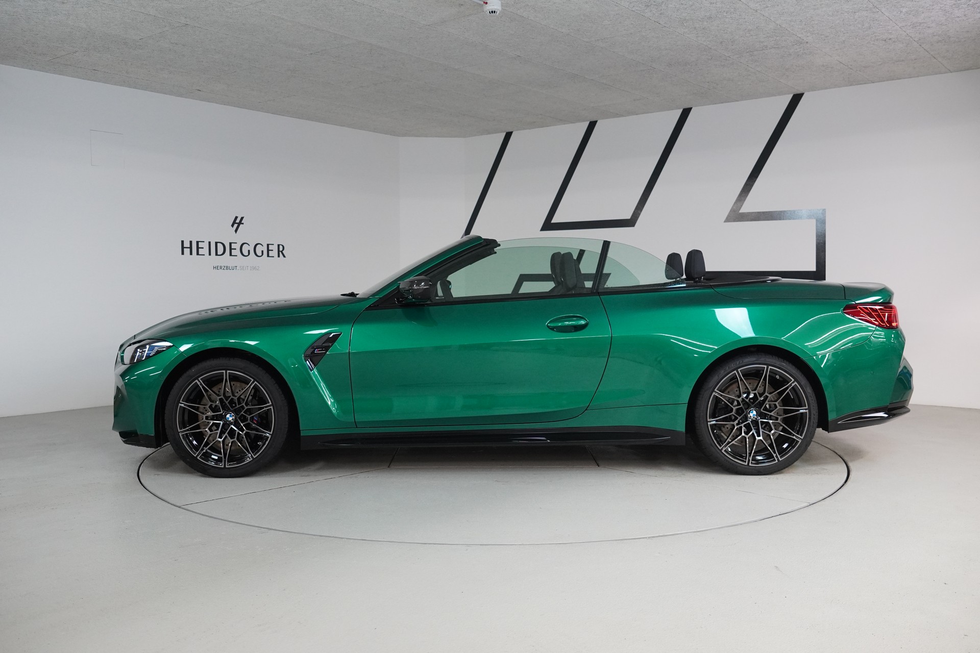 BMW M4 Cabrio Competition M xDrive-image-11