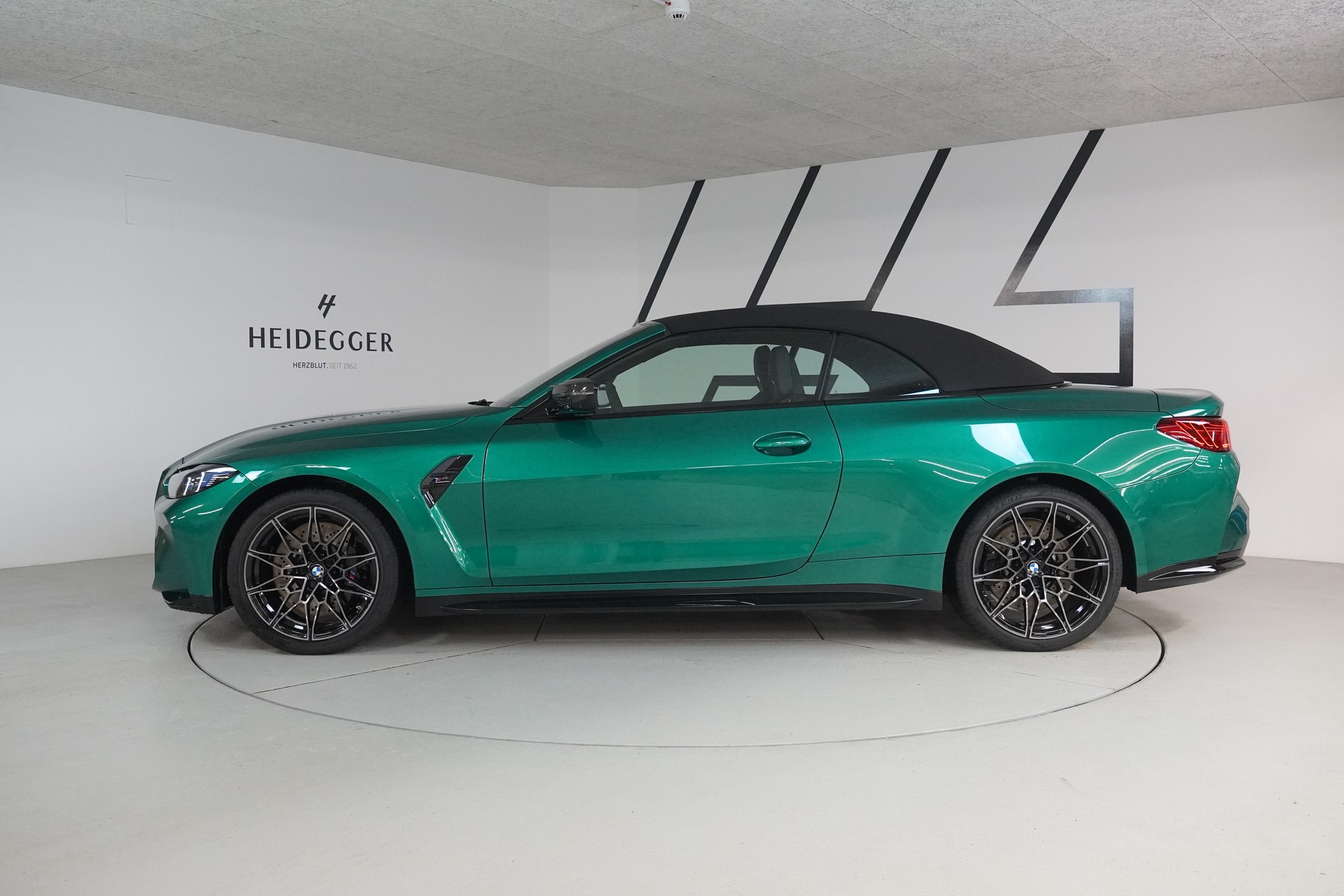 BMW M4 Cabrio Competition M xDrive-image-3