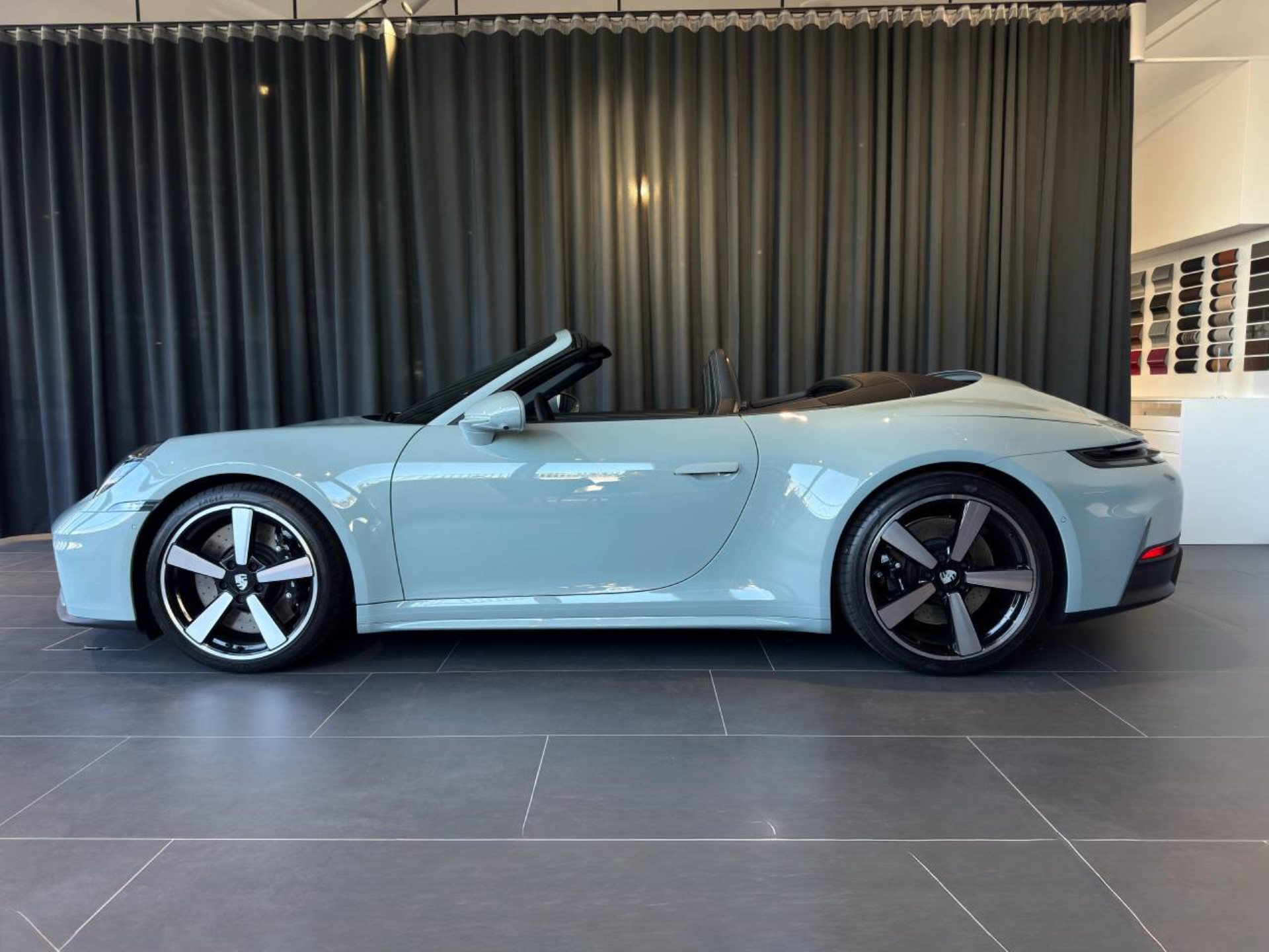 PORSCHE 911 Carrera 4S Cabriolet-showroom-element-1