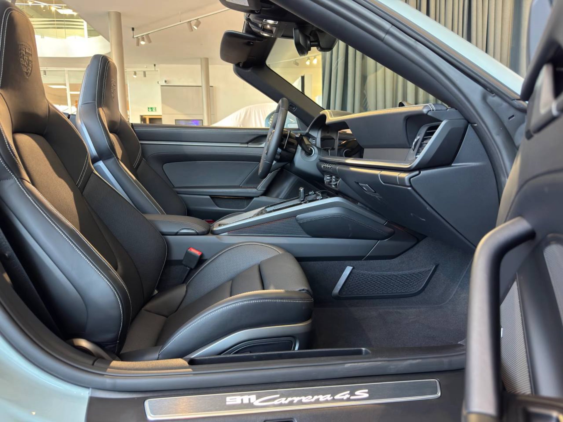PORSCHE 911 Carrera 4S Cabriolet-image-18