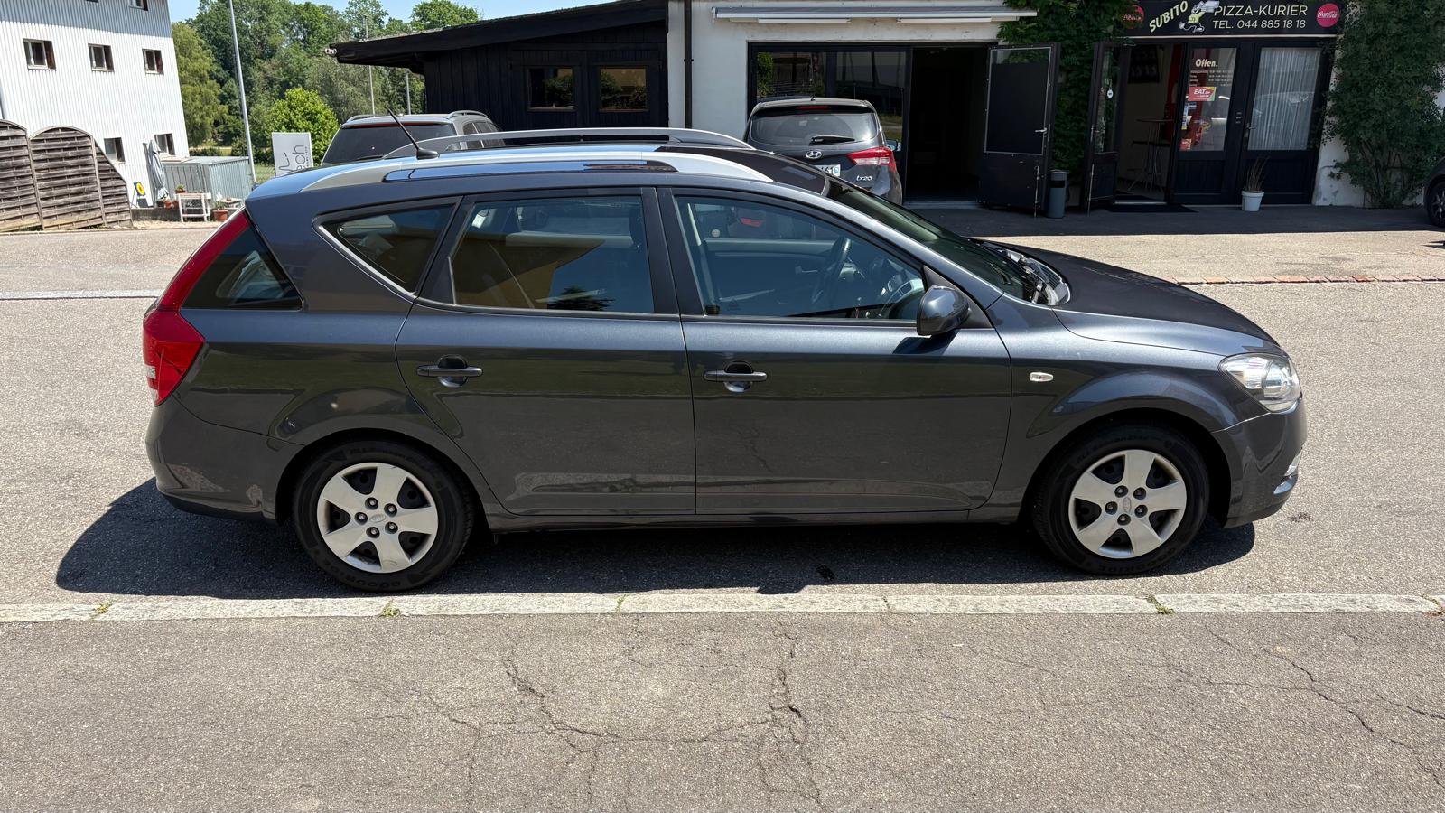 KIA Cee'd Sporty Wagon 1.6 CRDi Trend Automatic-image-4