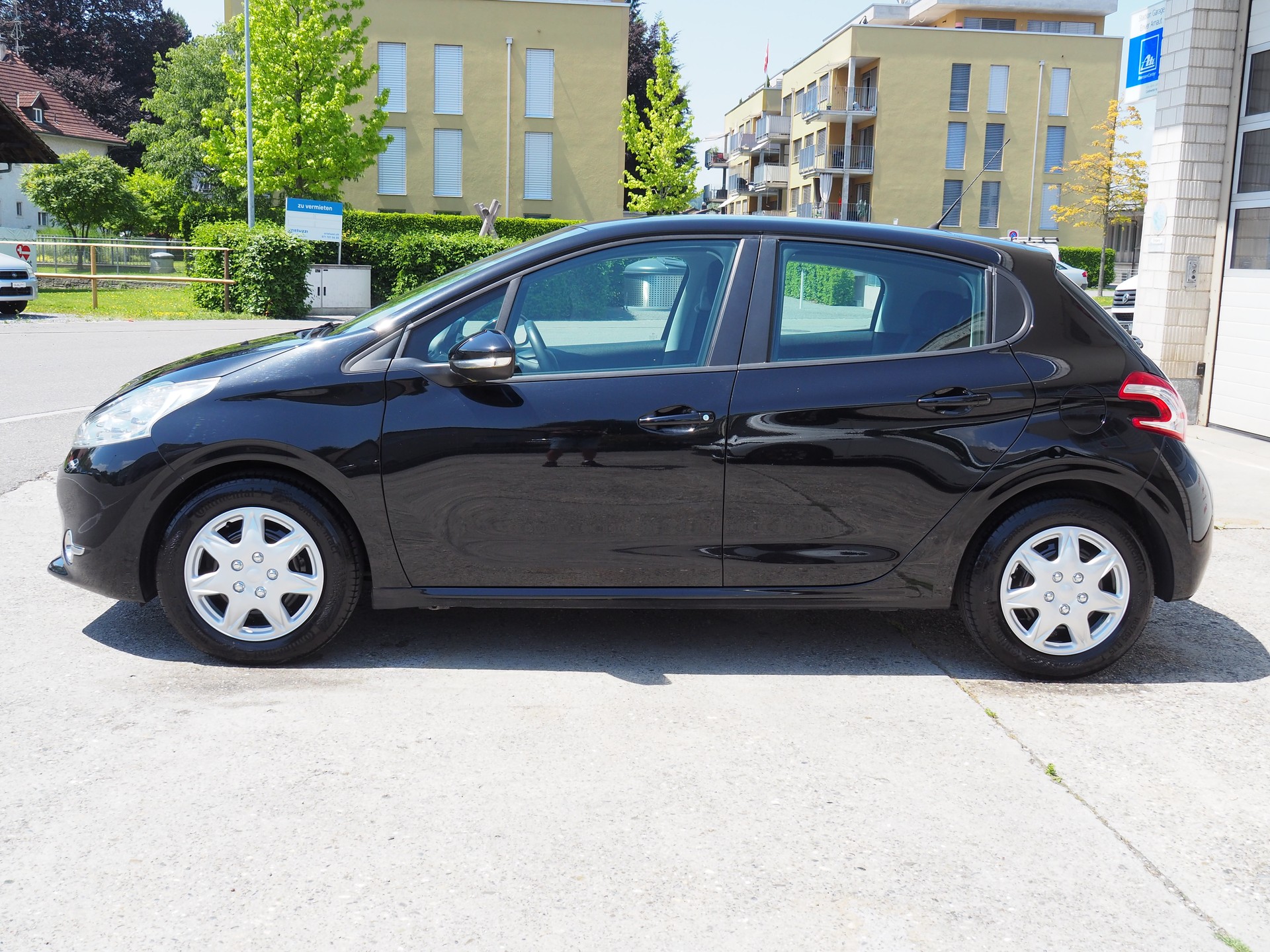PEUGEOT 208 1.2 VTI Active-image-1