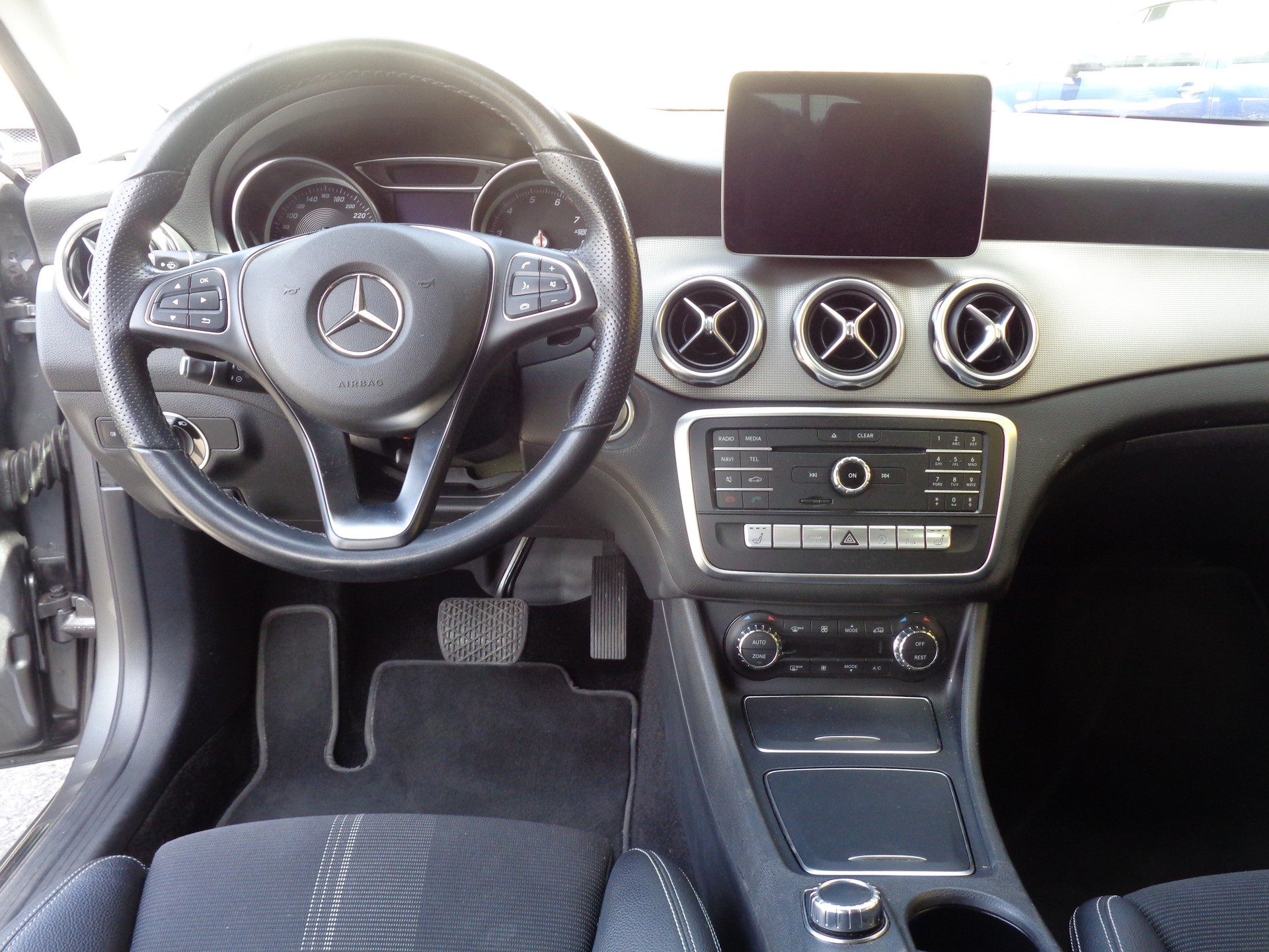 MERCEDES-BENZ GLA 200 Night Star 7G-DCT-image-12