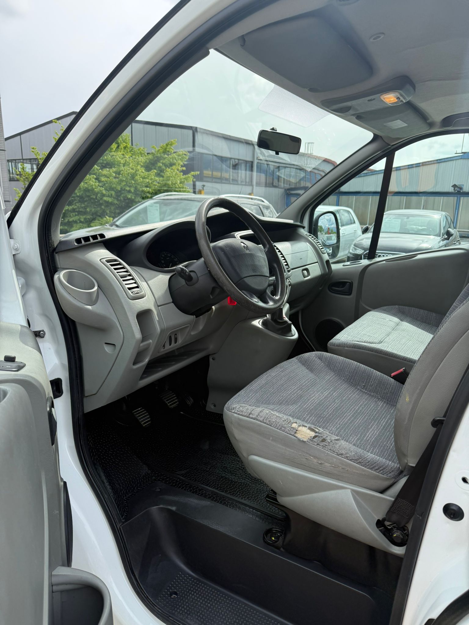 RENAULT Trafic 2.0 dCi 115 2.9t L1H1-image-9