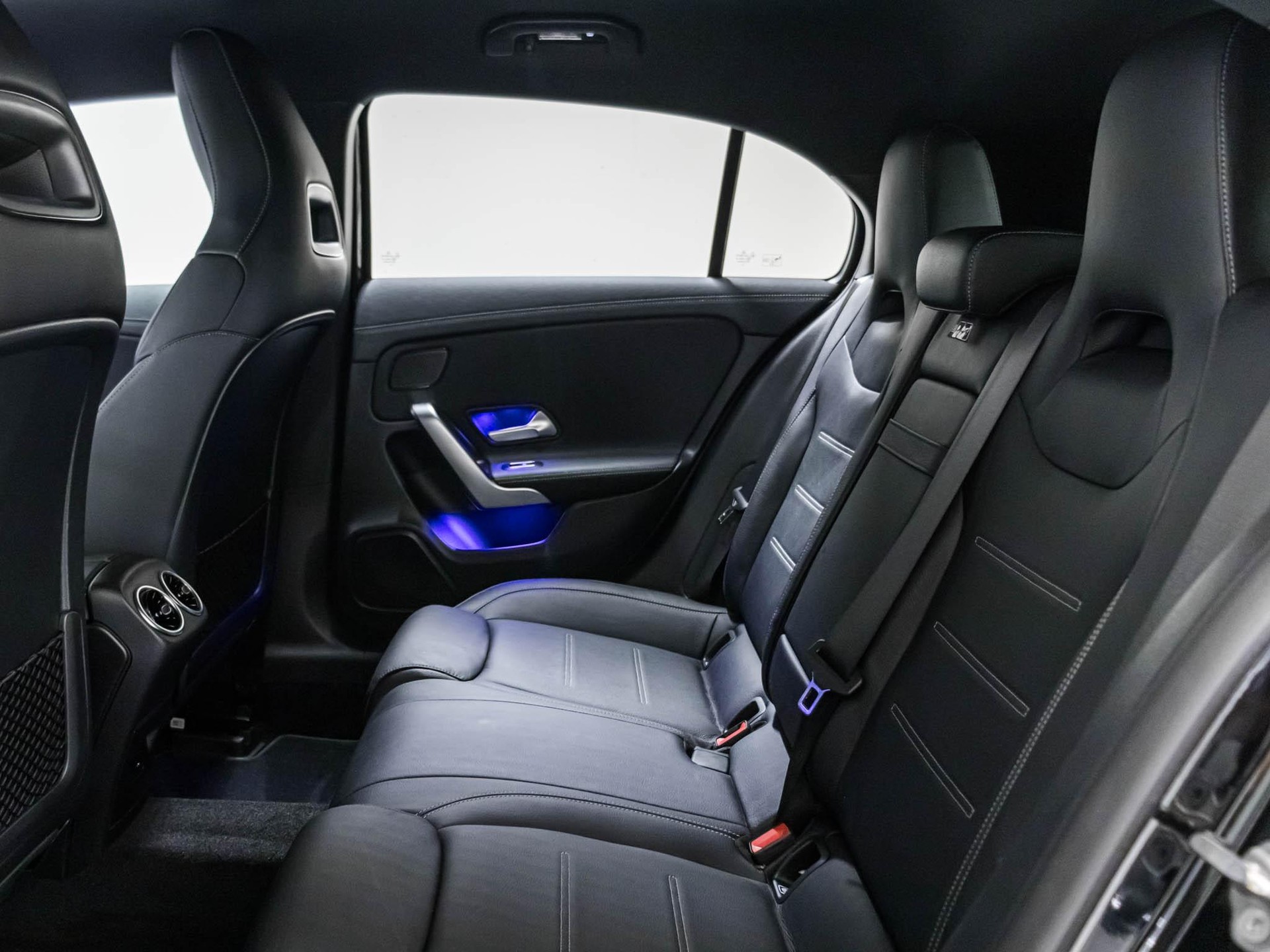 MERCEDES-BENZ A 200 4MATIC-image-7