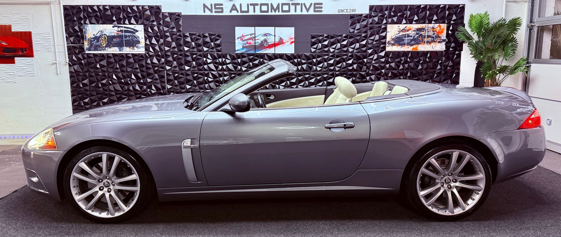 JAGUAR XKR 4.2 V8 Supercharged Automatic Convertible-image-8