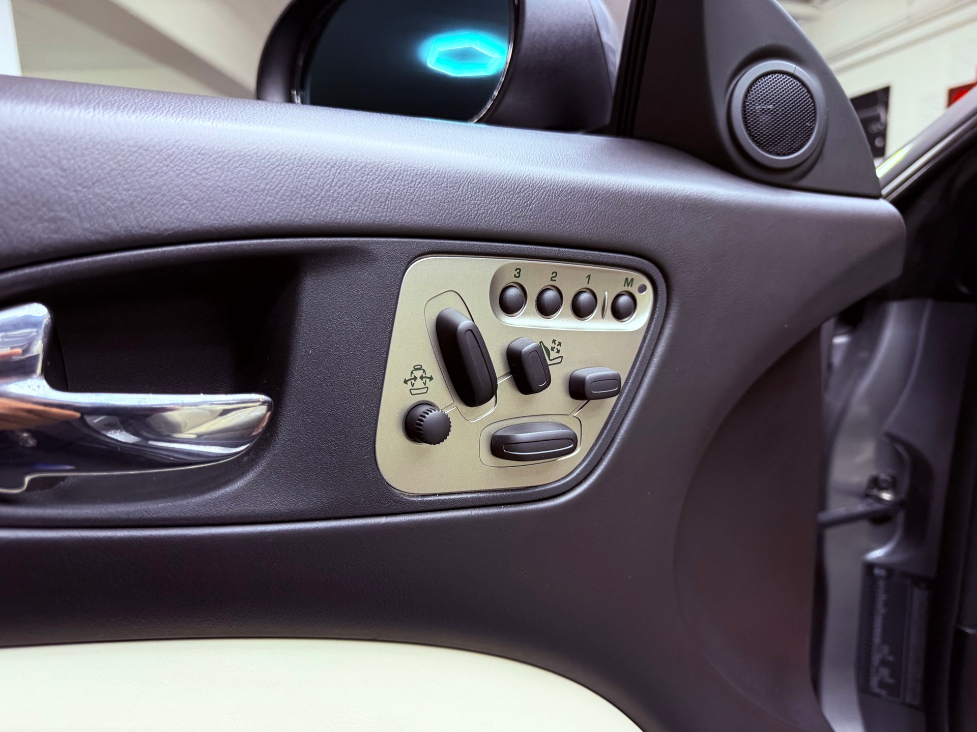 JAGUAR XKR 4.2 V8 Supercharged Automatic Convertible-image-20