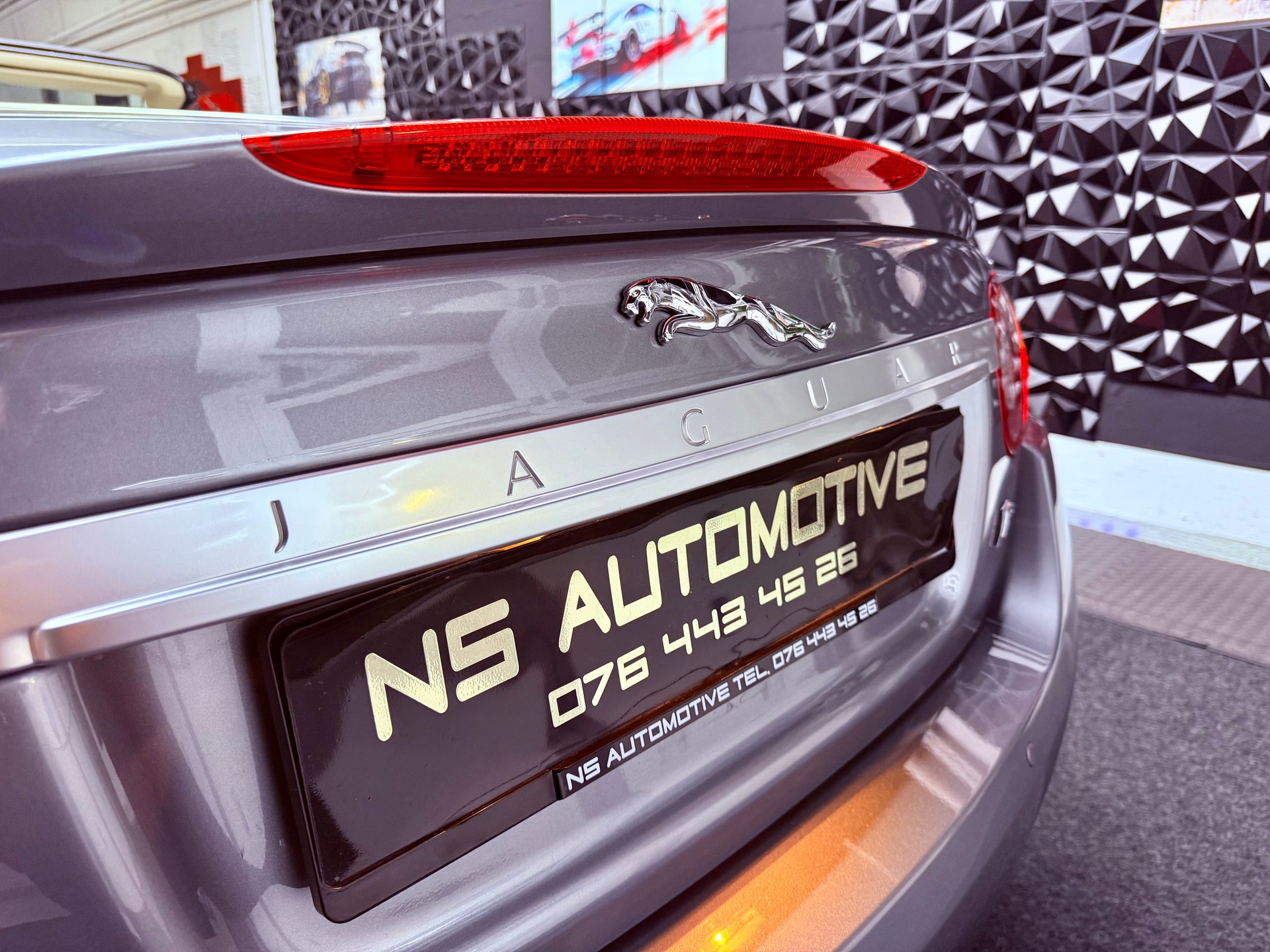 JAGUAR XKR 4.2 V8 Supercharged Automatic Convertible-image-28