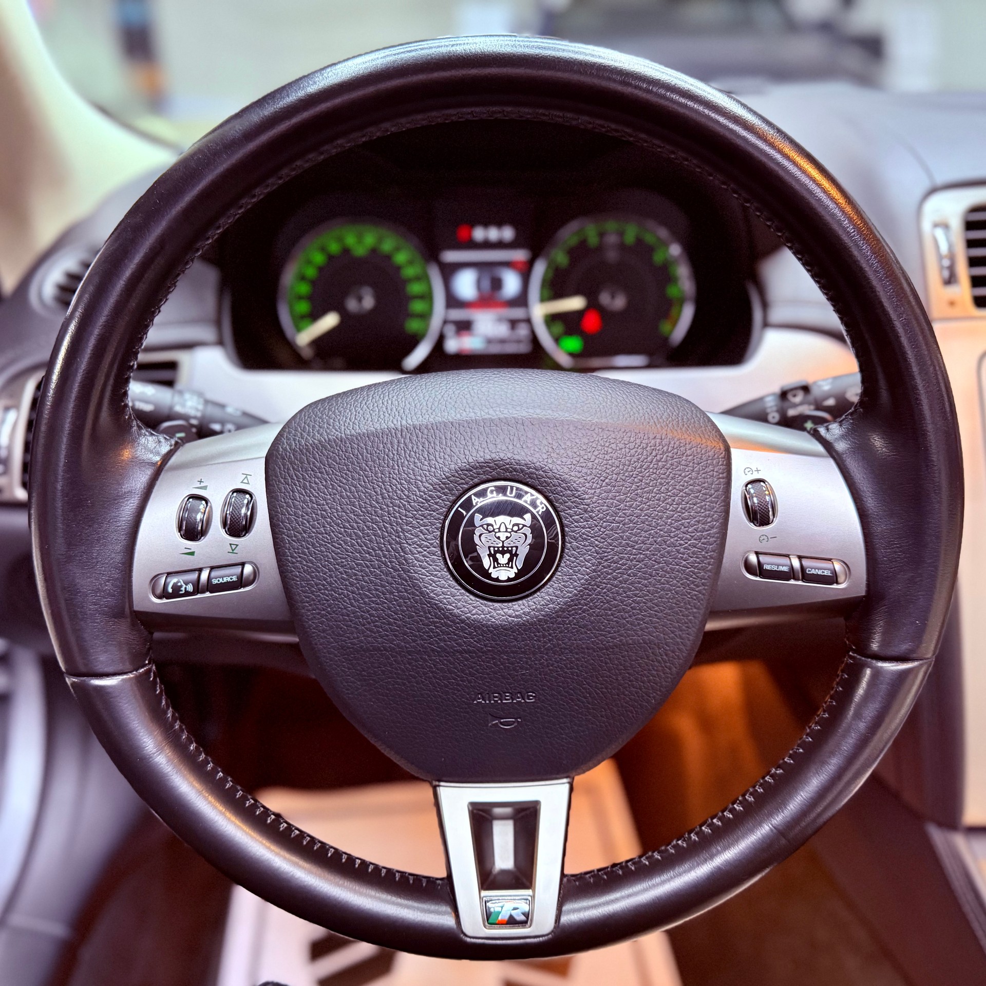 JAGUAR XKR 4.2 V8 Supercharged Automatic Convertible-image-12