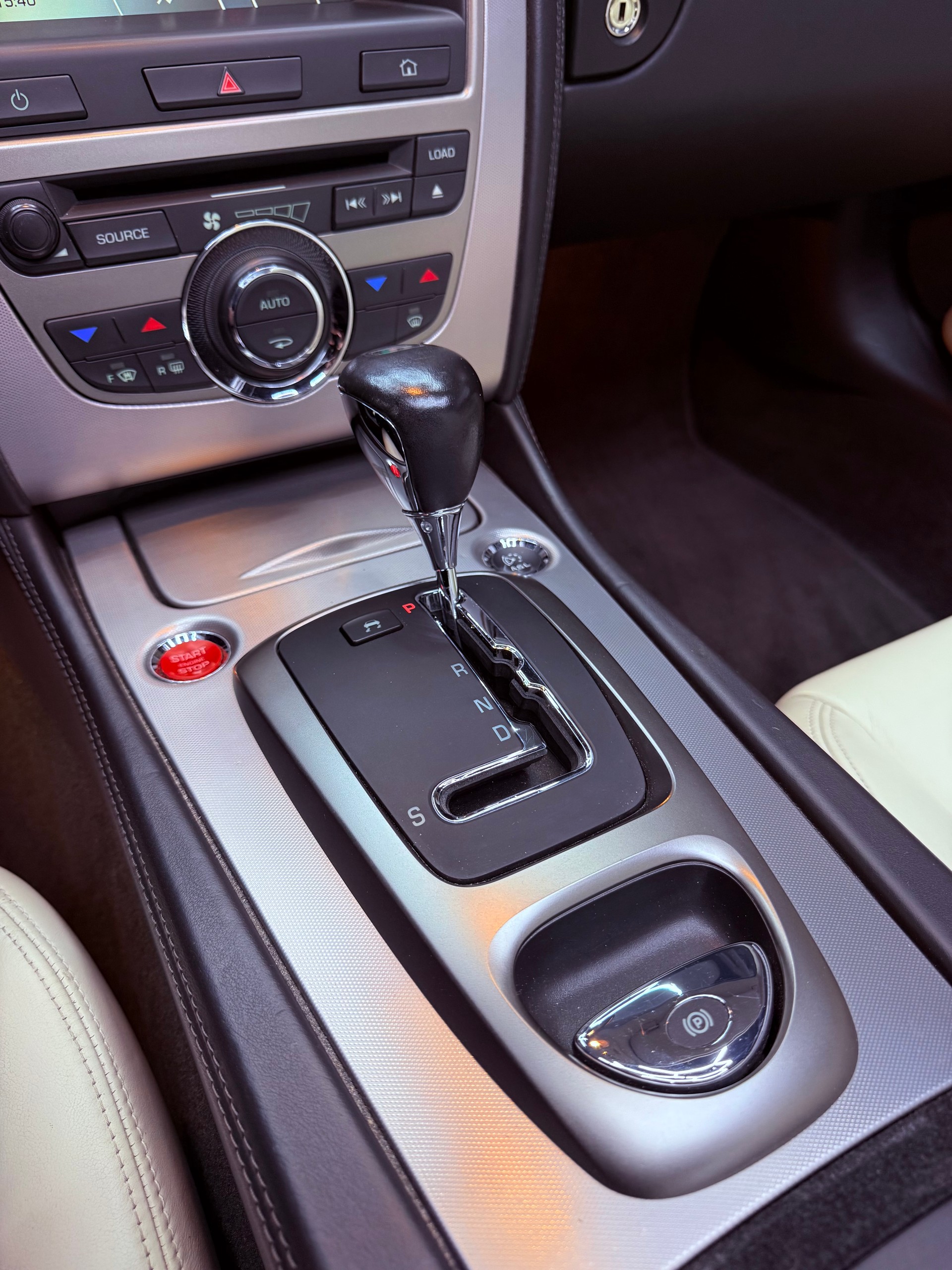 JAGUAR XKR 4.2 V8 Supercharged Automatic Convertible-image-16
