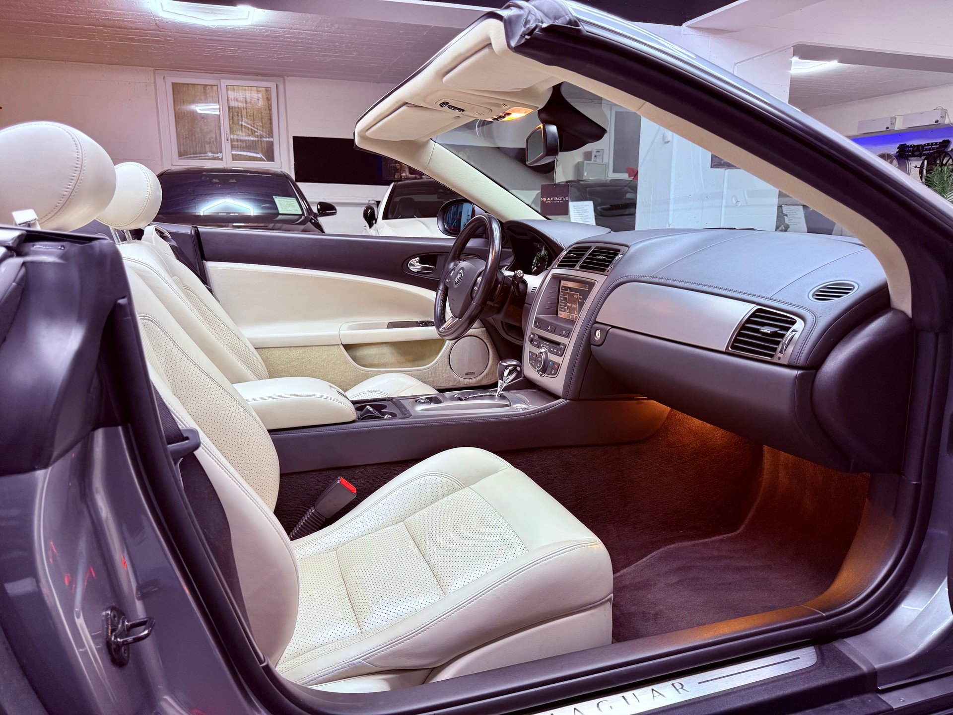 JAGUAR XKR 4.2 V8 Supercharged Automatic Convertible-image-24