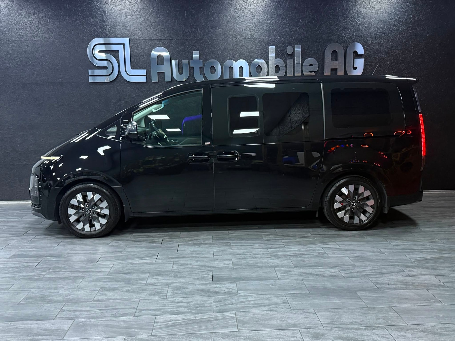 HYUNDAI "BUSINESS" STARIA "PREMIUM" 2.2 CRDi VERTEX 4WD AUTOMAT. CH WAGEN. VOLL OPTIONEN. MOD.05.2023 !!-showroom-element-1