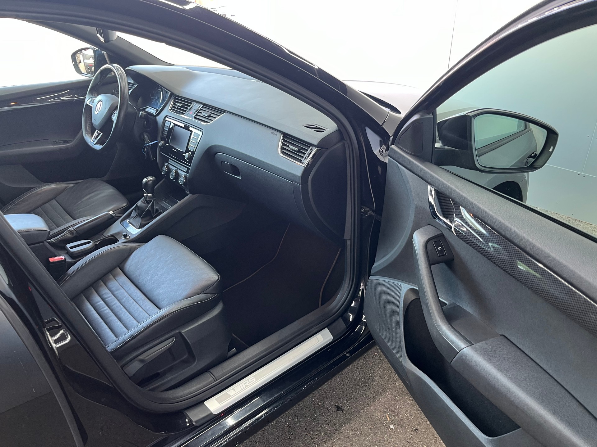 SKODA Octavia Combi 2.0 TSI RS-image-8
